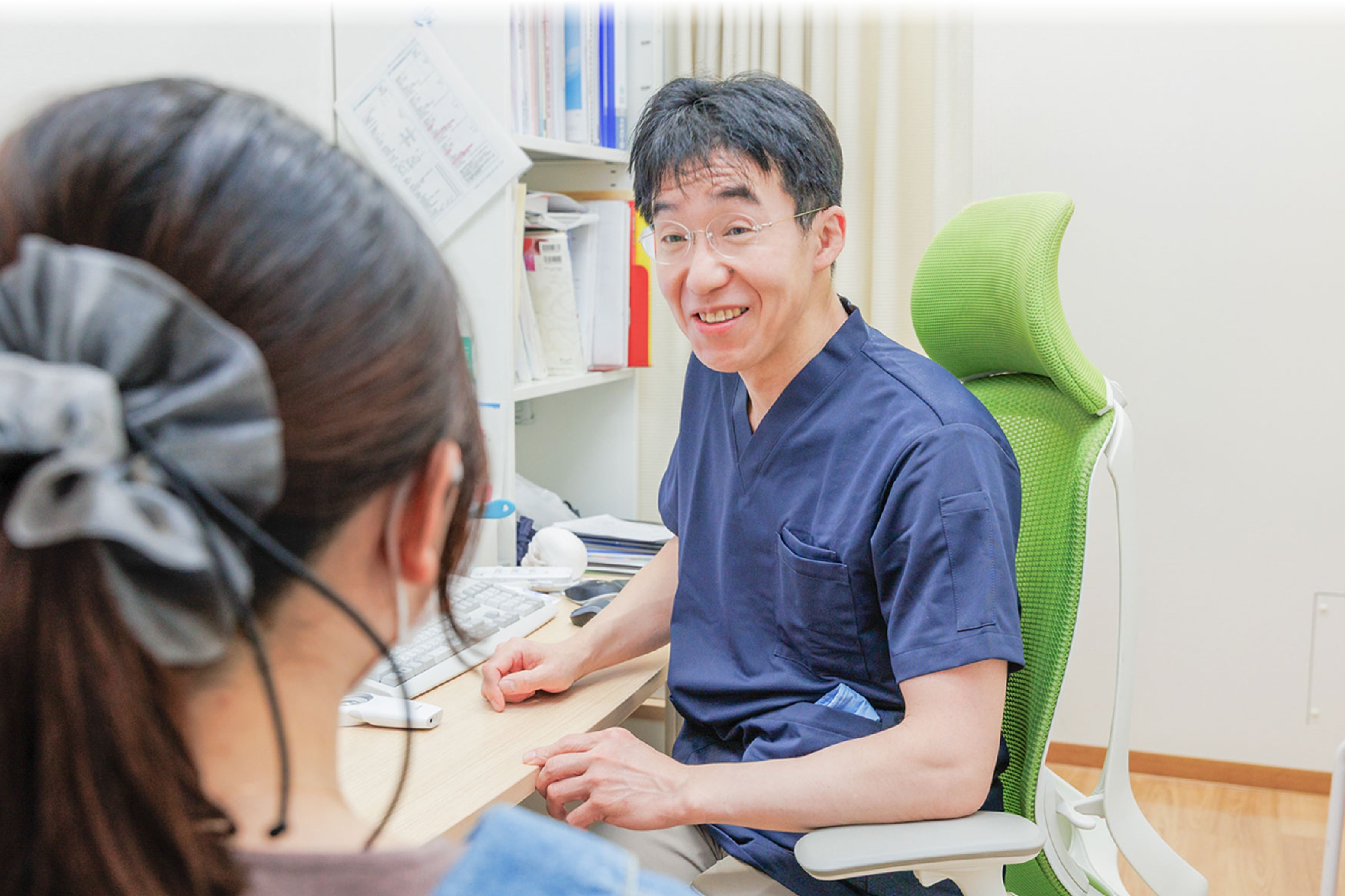治療内容について説明中の先生