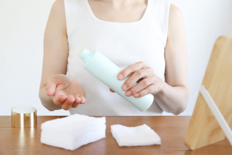 化粧水を塗布する女性