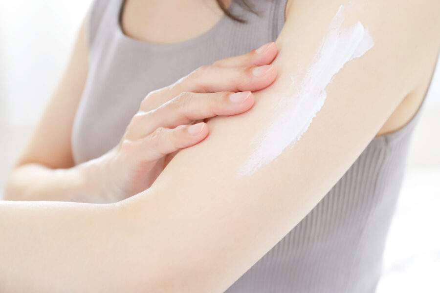 日焼け止めを塗布する女性